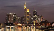 ... nicht ganz so hoch, aber dem Himmel noch nie so nah. Hallo Skyline Frankfurt! 