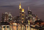 ... nicht ganz so hoch, aber dem Himmel noch nie so nah. Hallo Skyline Frankfurt!