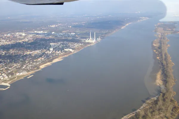 Rundflug über Hamburg: Elbe und Alster, Segelbötchen und Elbphilharmonie