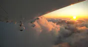 Sonnenuntergangs- oder Sonnenaufgangsflug