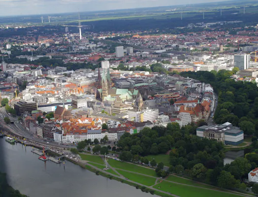 Rundflug über die schöne Innenstadt von Bremen; Start in Rotenburg
