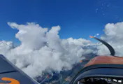 Zwischen den Wolken übers Land fliegen